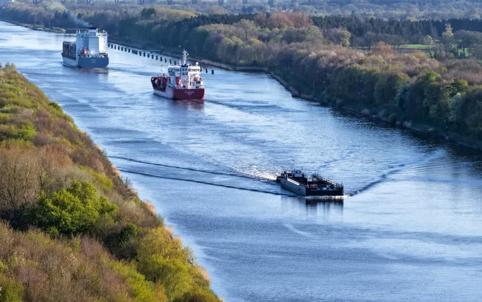 Mai multe vase sunt implicate în operațiunea de salvare (Foto: Profimedia)