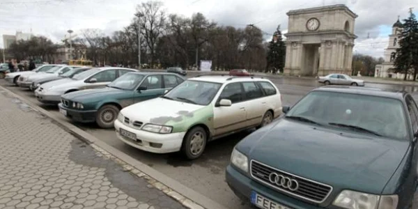 Pentru trei luni de aflare în Moldova, şoferii cu numere străine vor plîăti 380 de euro