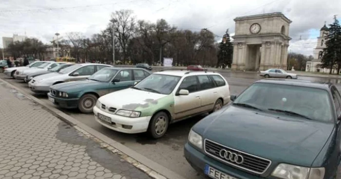 Pentru trei luni de aflare în Moldova, şoferii cu numere străine vor plîăti 380 de euro