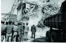 Salvatorii bucureșteni îndepărtează ruinele blocului „Continental” pentru a căuta supraviețuitori  