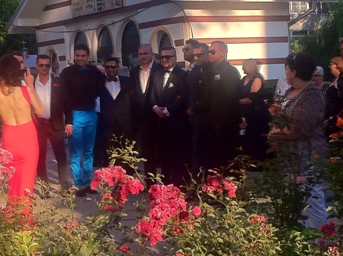 Cavalerii de onoare s-au fotografiat în curtea bisericii