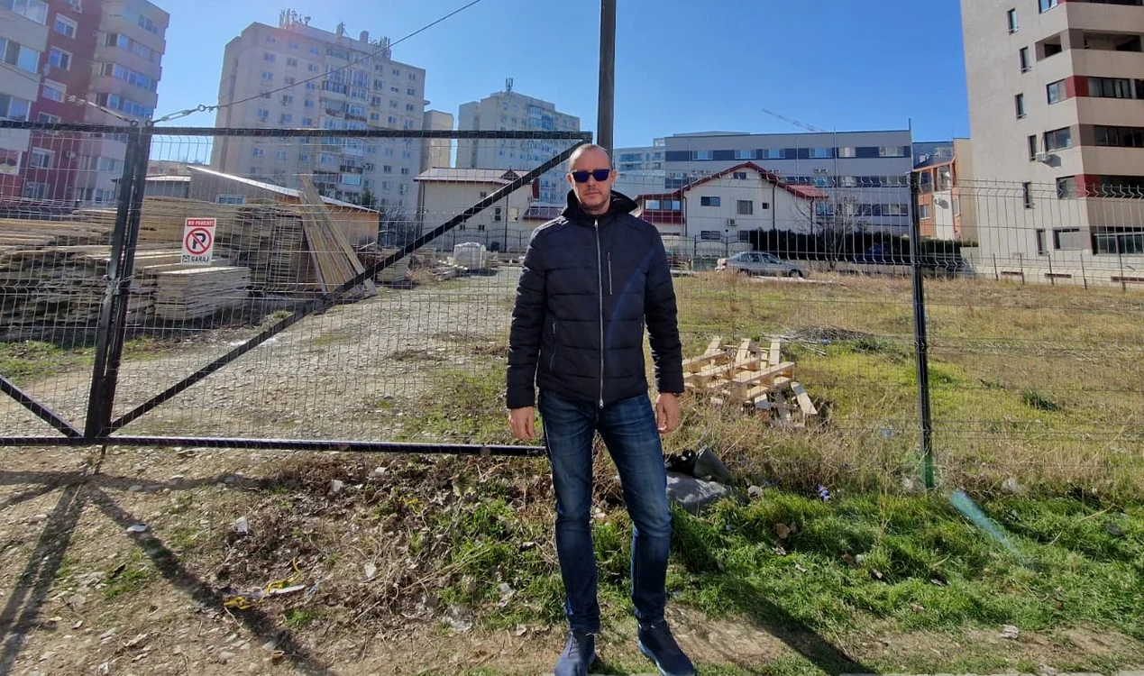Sorin Stancu în fața terenului pe care-l are în proprietate - arhiva personală