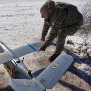 Un soldat ucrainean pregătește o dronă FOTO Profimedia