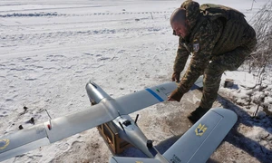 Un soldat ucrainean pregătește o dronă FOTO Profimedia