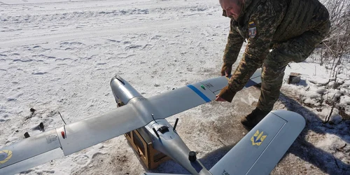Un soldat ucrainean pregătește o dronă FOTO Profimedia