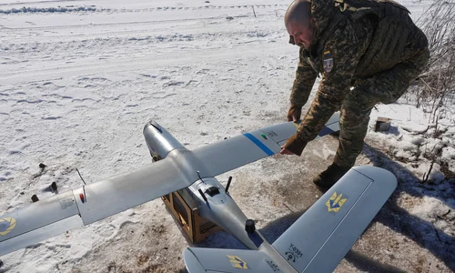 Un soldat ucrainean pregătește o dronă FOTO Profimedia