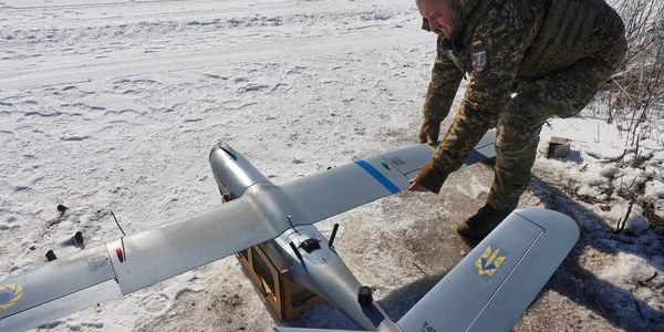 Un soldat ucrainean pregătește o dronă FOTO Profimedia