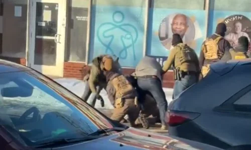 O persoană a fost împușcată mortal de agenți ICE în Minneapolis, la o săptămână după scandalul femeii omorâte în propria mașină FOTO:X/@MerruX