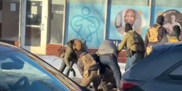 O persoană a fost împușcată mortal de agenți ICE în Minneapolis, la o săptămână după scandalul femeii omorâte în propria mașină FOTO:X/@MerruX