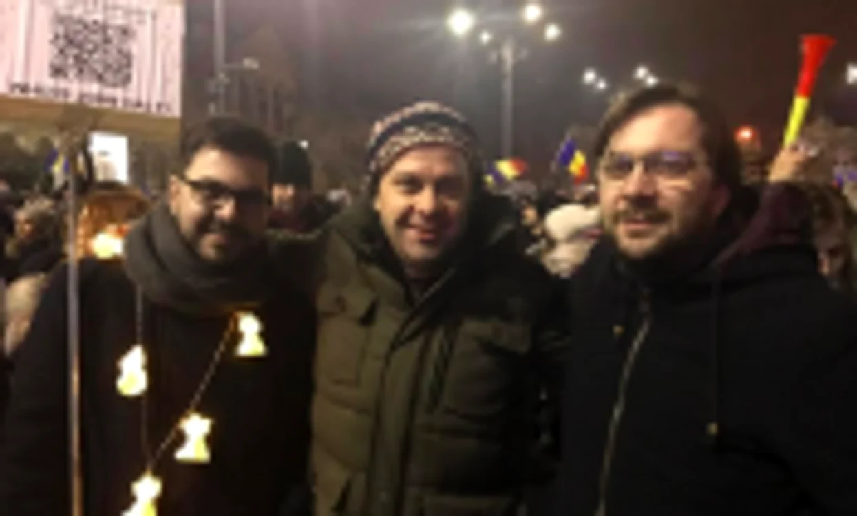 Fraţii Duhnea la protestele din Piaţa Victoriei - fiii lui Emil Duhnea - Emil - Alin - Vlad Sursa arhiva personală