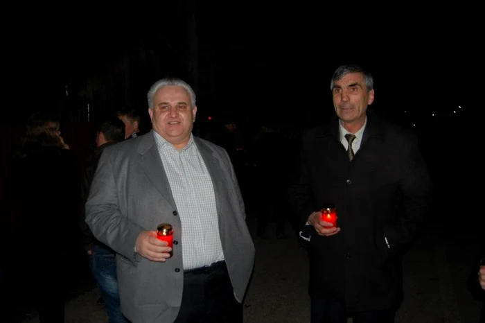 Prefectul Cătălin Popescu şi primarul Fănică Ciubotaru, la slujba de Înviere Foto: Facebook