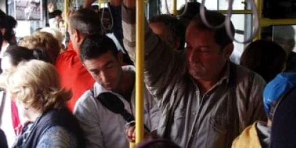 Hoţii acţionează în grupuri şi provoacă înghesuială