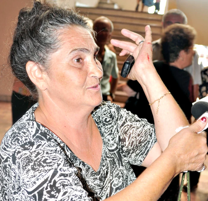 O pensionară s-a rănit în geamul spart de la intrarea în Casa Tineterului