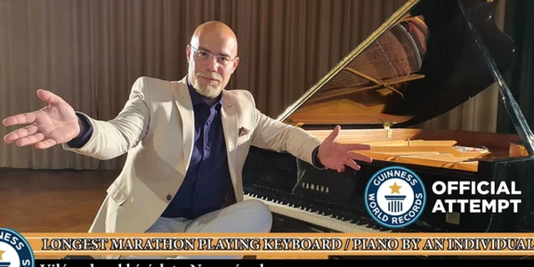 pianistul orădean thurzo zoltan va cânta neîntrerupt până în Ajun de Moş Nicolae