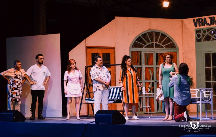 Scenă din spectacolul ”O familie trăsnită” Foto: Teatrul Naţional de Operă şi Operetă „Nae Leonard” Galaţi