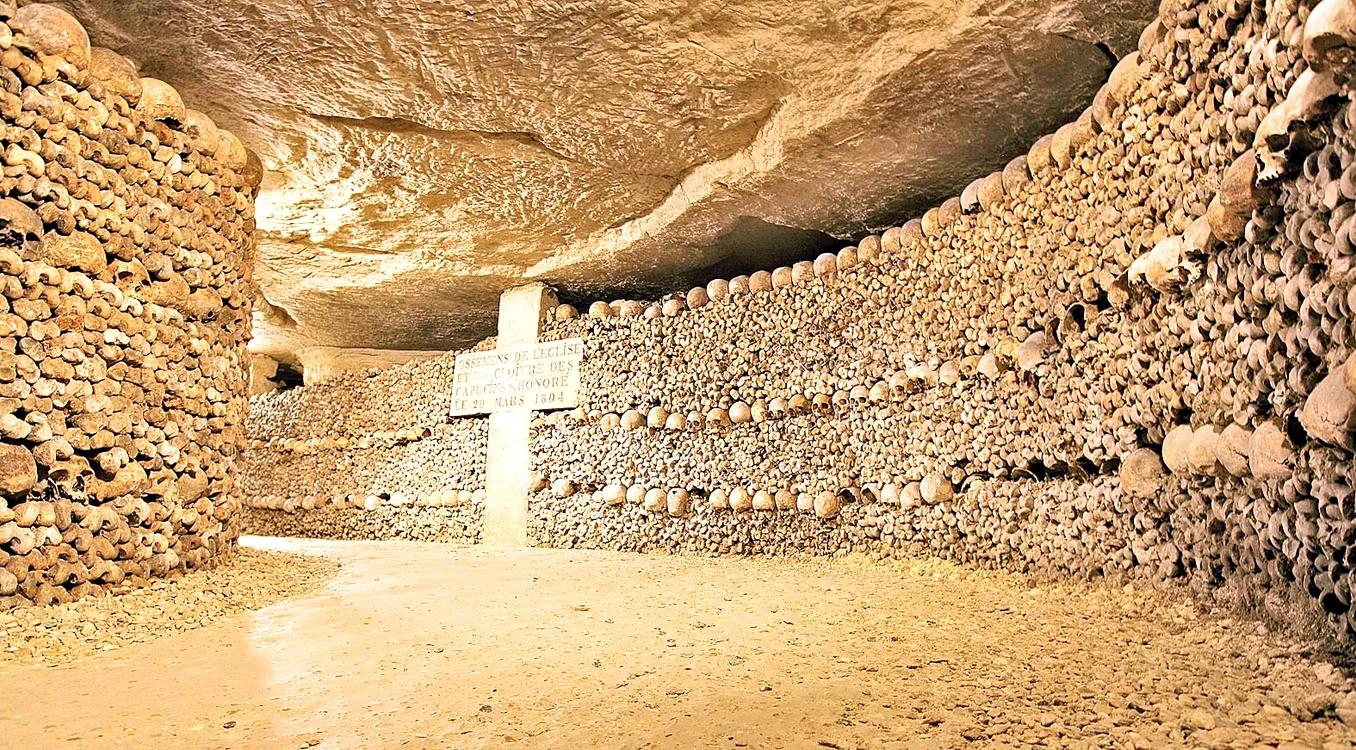 Catacombele Parisului reprezintă cel mai impresionant osuar din lume, unde turiştii se plimbă în voie pe coridoarele morţii