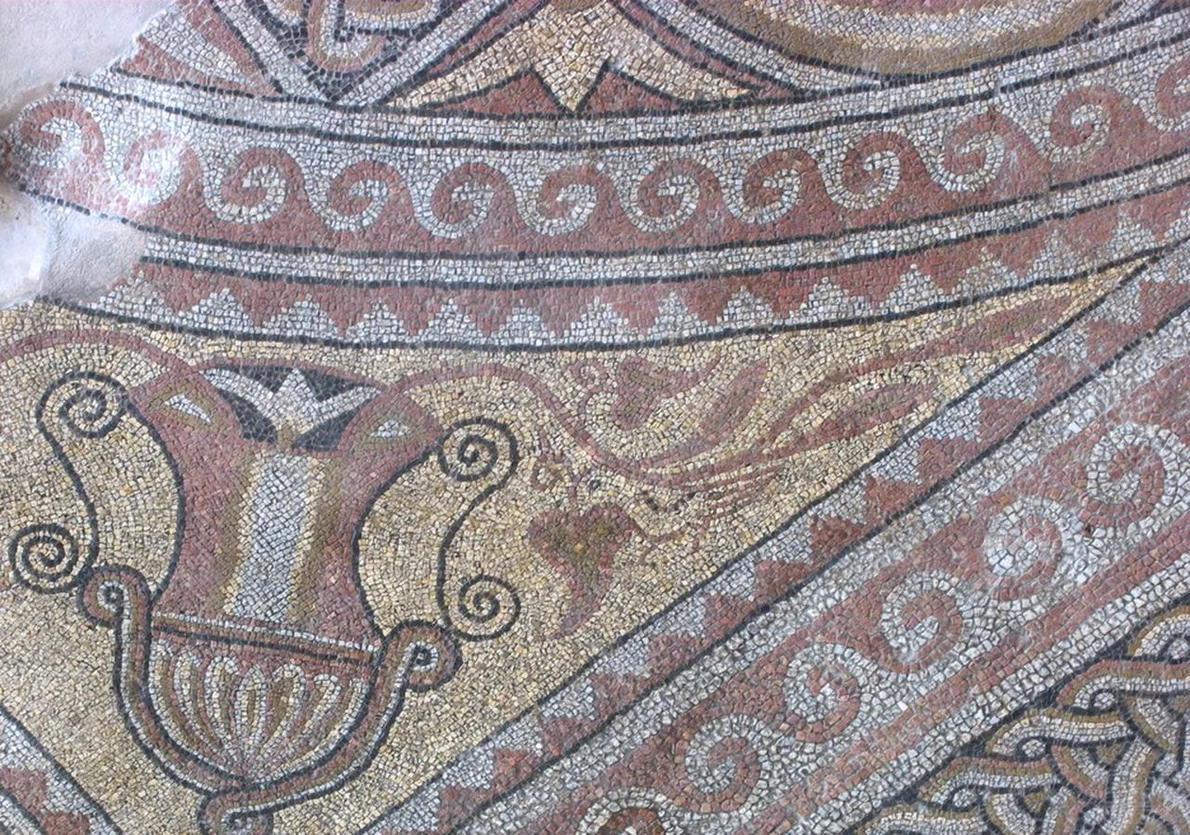 Placajul cu marmură albă și colorată al Edificiului cu mozaic din Tomis (foto:  Muzeul de Istorie Națională și Arheologie Constanța)