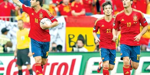 În lipsa unui atacant în primul „11“, Cesc Fabregas (nr. 10) a adus egalarea pentru Spania