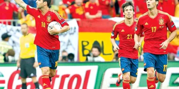 În lipsa unui atacant în primul „11“, Cesc Fabregas (nr. 10) a adus egalarea pentru Spania