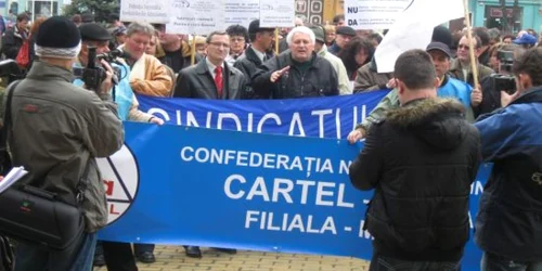 Sindicatele pichetează Prefectura Mureş