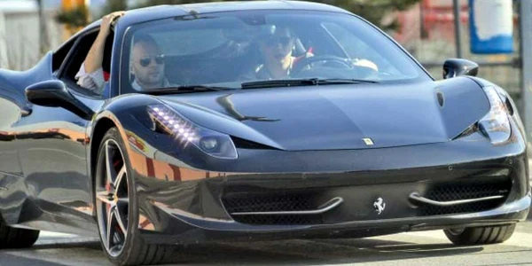 Una dintre maşinile Ferrari recent înmatriculate îi aparţine fotbalistului George Ţucudean   