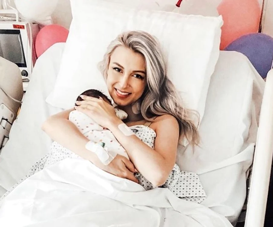
    Andreea Bălan, pe patul de spital, după ce a născut  