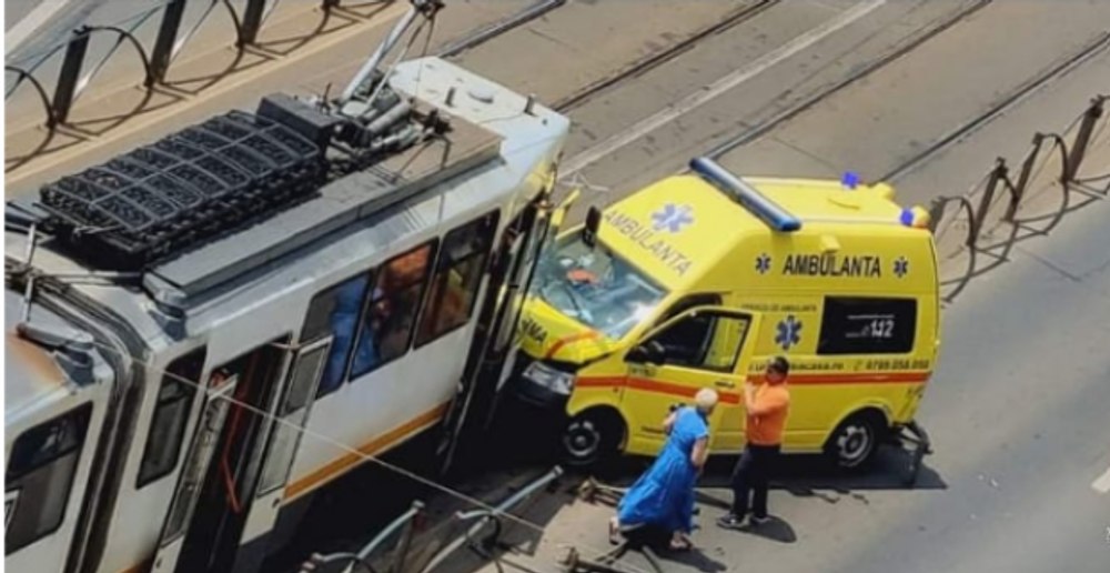 Accident în Capitală. Un tramvai s-a tamponat frontal cu o ambulanță