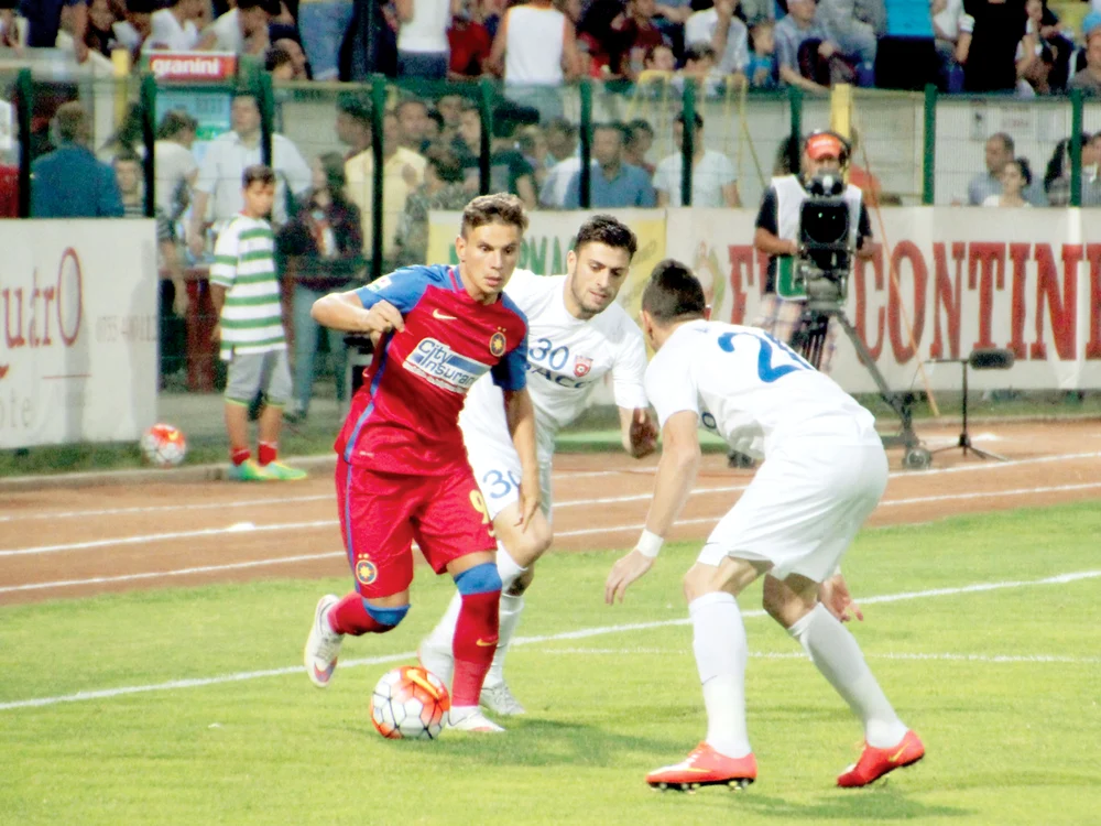 
    Steaua s-a chinuit  la Botoşani, de unde  a plecat cu toate  cele trei puncte doar  graţie arbitrului  Alexandru TudorFOTOGRAFII: SPORPICTURES.eU   