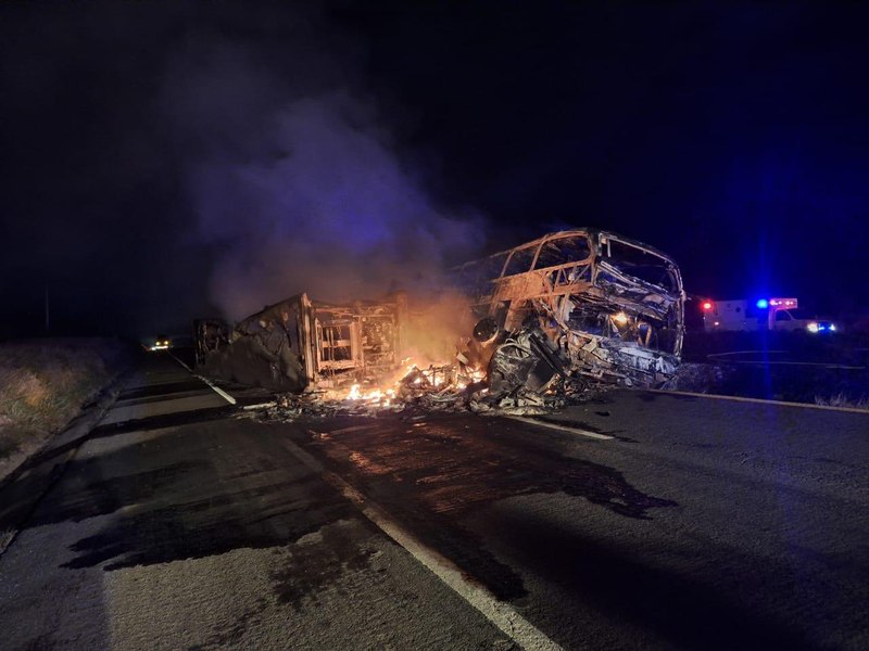 Accident devastator în Mexic, între un autobuz și un camion de mărfuri. 19 morți și 22 de răniți VIDEO 