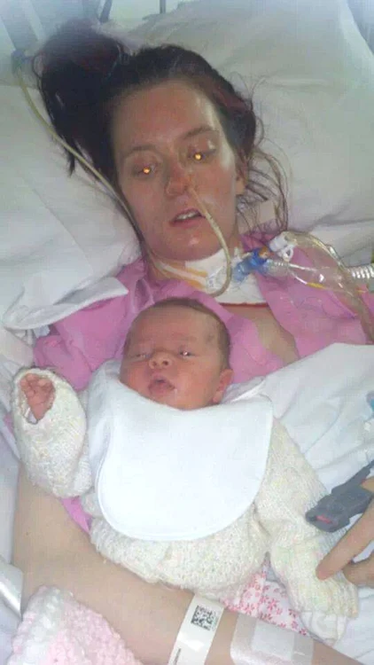 Kayla a reuşit să îşi ţină fetiţa în braţe (foto: Photoland/Caters)