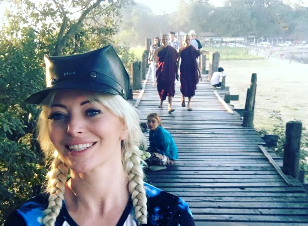 
    Delia scoate hituri pe bandă rulantăFoto: arhivă personală  
