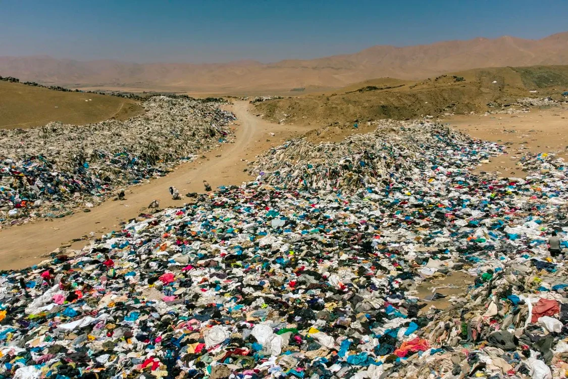 Haine aruncate în deșertul Atacama. FOTO: X / Lakyn Thee Stylist