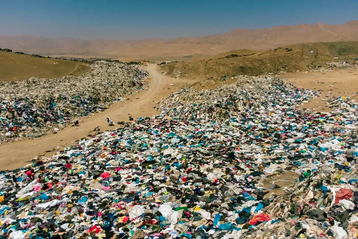 Haine aruncate în deșertul Atacama. FOTO: X / Lakyn Thee Stylist