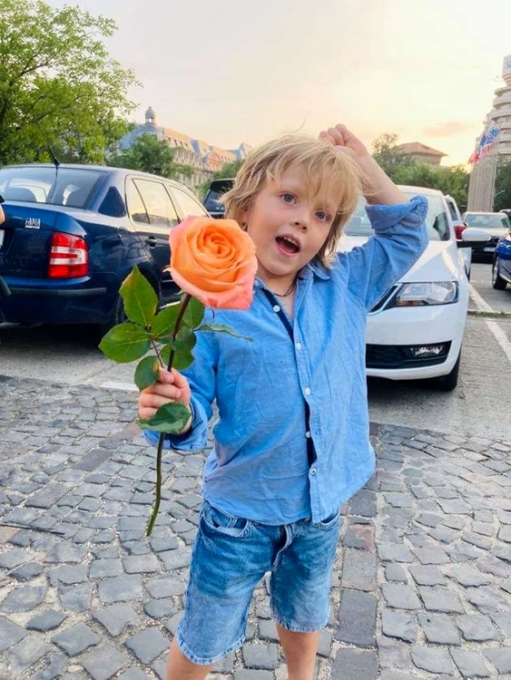 Sașa, cu trandafirul pregătit pentru bunicul luifoto: arhivă personală