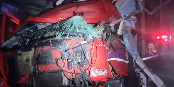 Accident pe Valea Oltului în zona Balta Verde Câineni din județul Vâlcea Foto IPJ Vâlcea