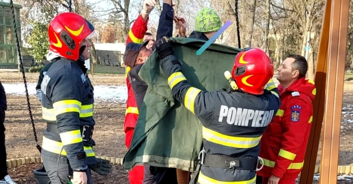 Copilul salvat de pompieri FOTO ISU Satu Mare