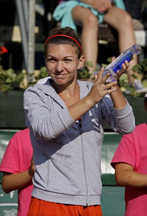 Simona Halep, cu trofeul câştigat la Budapesta. FOTO AFP