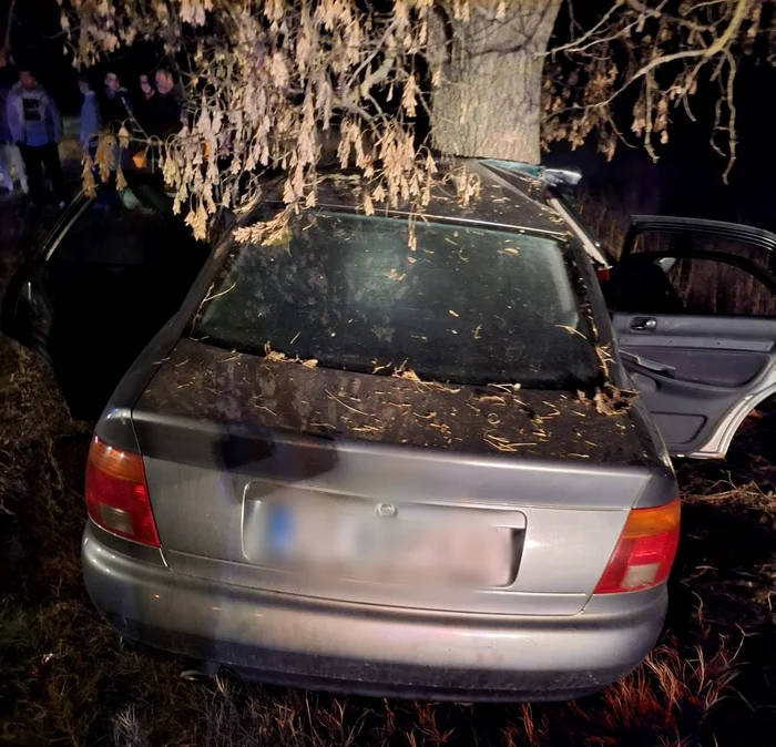 Șoferul a pierdut controlul și a intrat cu mașina într-un copac FOTO: martor