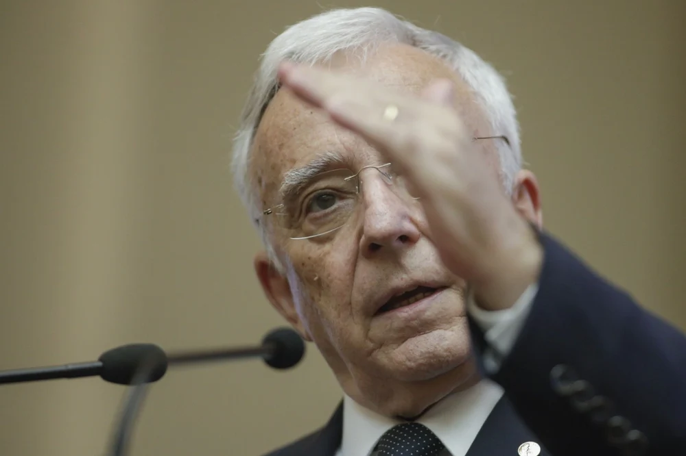 Mugur Isărescu, pesimist în privința cursului valutar. „Euro sub 5 lei? Categoric nu”