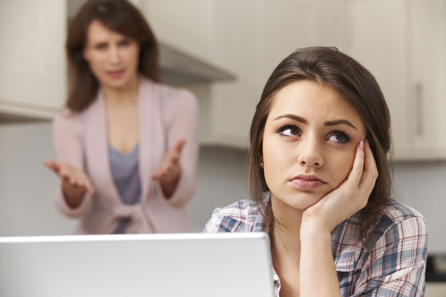 Lumea digitală a rupt legătura dintre generații. Psiholog: „Generațiile actuale nu mai diferă doar prin valori”
