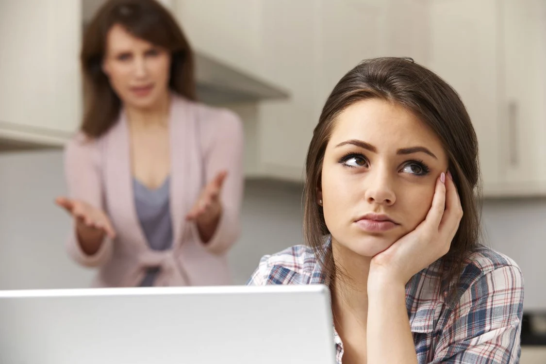 Adolescenții de azi trăiesc într-o realitate diferită, unde digitalul domină FOTO Arhivă
