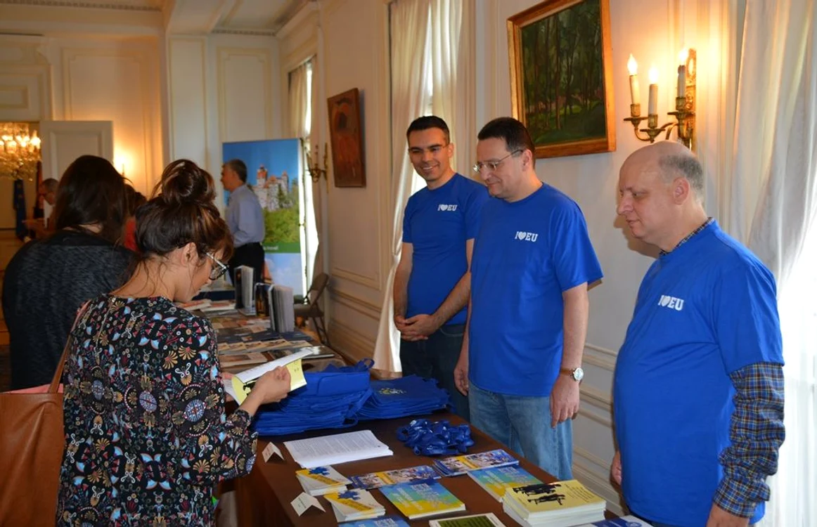 Diplomaţii români , printre care şi ambasadorul George Maior (centru), au stat de vorbă cu vizitatorii în incinta Ambasadei României la Washington, cu ocazia Zilei Porţilor Deschise
