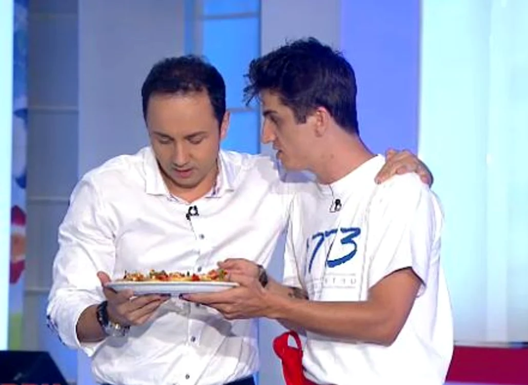 Petru a venit cu un platou plin cu tarte cu somon şi salsa de legume (captură: PRO TV)
