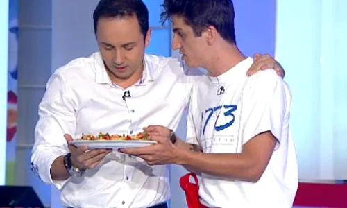 Petru a venit cu un platou plin cu tarte cu somon şi salsa de legume (captură: PRO TV) jpeg