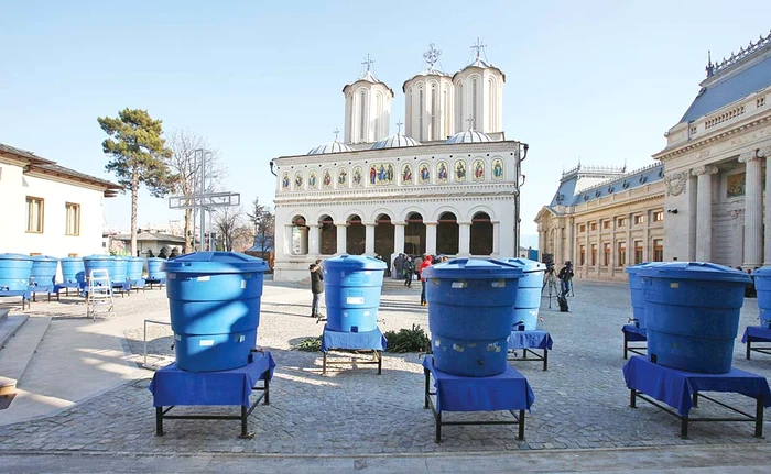 
    24 de recipiente a câte 500 de litri au fost pregătite la Catedrala PatriarhalăFoto: Florin Şuler  