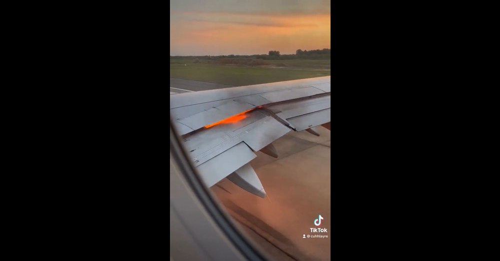 Momente de panică în timpul decolării unui avion. Unul dintre motoare a luat foc VIDEO