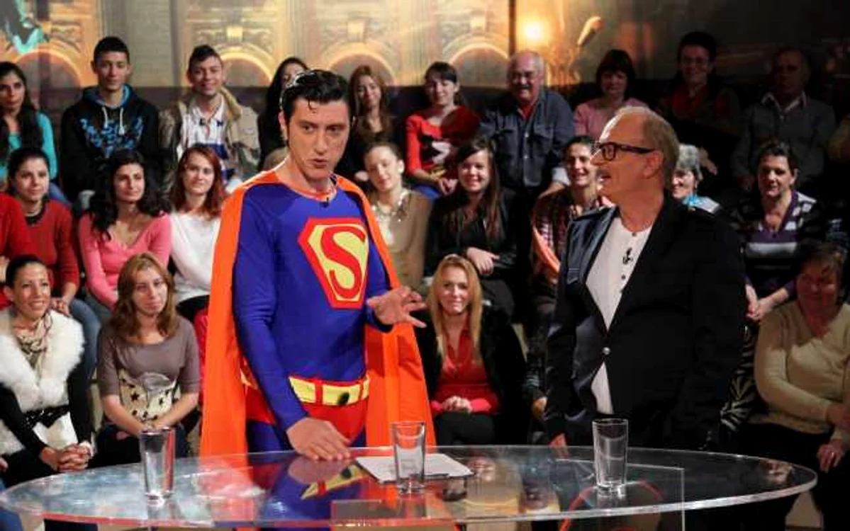 Supereroul îi dezamăgeşte pe români atunci când nu reuşeşte să le rezolve problemele. FOTO Pro TV