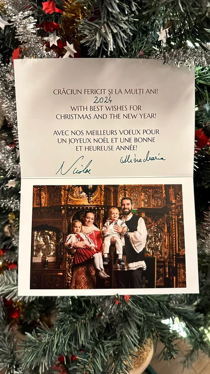 Nicolae și Alina-Maria au redactat felicitarea de Crăciun în 3 limbi. FOTO: pagina oficială