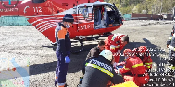 Elicopter SMURD solicitat pentru salvarea victimei unui accident produs pe Valea Oltului la Brezoi Vâlcea Foto ISU Vâlcea