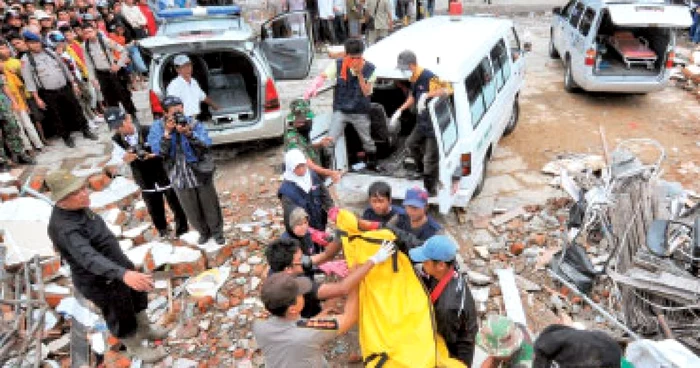 Catastrofă: Peste trei mii de oameni sunt îngropaţi sub dărâmături în Sumatra